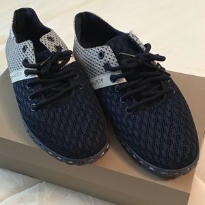 New fashion shoes in blue, gray and white. Very comfortable and light wight.